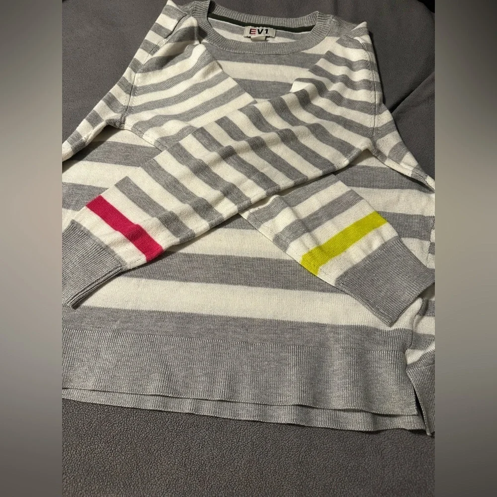 Women’s EV1 Grey And White Striped Large Pullover Lightweight Sweater.